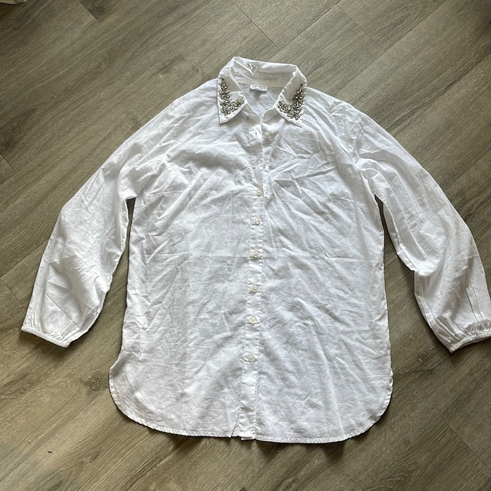 White detailed collard button down